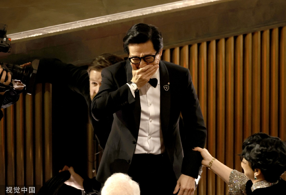 关继威获奥斯卡最佳男配 手捧奖杯热泪盈眶